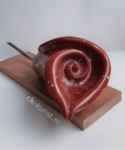 Calla </br>
Waar word je nu vrolijker van dan van een bloem. Deze Calla, bijna een naamgenoot heeft ook nog eens een hele mooie spiraalvorm. Ook de kleur is lekker fleurig, een dieprode galastone met groene vlekjes.
